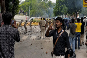 Dismissed : दिल्ली पुलिस ने जंतर-मंतर पर विरोध प्रदर्शन के दौरान पत्थरबाजी के दावों को किया खारिज