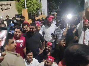 Several leaders detained : अखिलेश यादव की हिरासत के विरोध में गोण्डा में सपा कार्यकर्ताओं का प्रदर्शन, कई नेता हिरासत में लिए गए