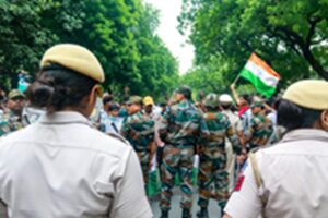 Delhi Police : प्रदर्शनकारियों के लिए खाना ले जाने पर युवकों को हिरासत में लेने का दावा झूठा और भ्रामक : दिल्ली पुलिस