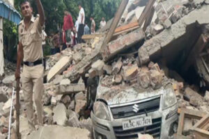 Three people died : दिल्ली: रोहिणी सेक्टर 16 में इमारत गिरने से अब तक तीन लोगों की मौत