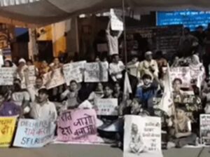 Demand for resignation : रोहतक में रातभर सड़कों पर डटे रहे स्टूडेंट व अभिभावक : रात जागो देश बचाओ' अभियान के तहत काटी रात, केंद्रीय शिक्षा मंत्री के इस्तीफे की मांग