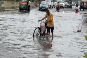 Normal life disrupted : NCR में मानसून मेहरबान: लगातार बारिश से पारा लुढ़का, आज भी येलो अलर्ट; जाम से जनजीवन प्रभावित