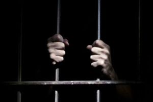Arrested : दिल्ली पुलिस ने स्नैचिंग और लूट के मामलों में वांछित अपराधी को मुठभेड़ के बाद किया गिरफ्तार