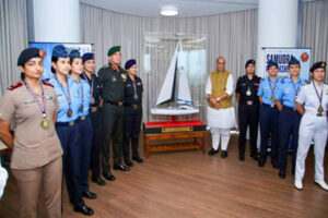 Honoured : रक्षा मंत्री ने 'समुद्र प्रदक्षिणा' अभियान को पूरा करने पर आईएएसवी त्रिवेणी की महिला क्रू टीम को किया सम्मानित