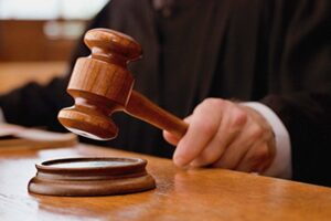 Benefit of the doubt : 8 साल पुराने कार चोरी और तोड़फोड़ मामले में आरोपी बरी, सबूतों के अभाव में अदालत ने दिया संदेह का लाभ