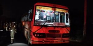 Death of passengers : उत्तर प्रदेश : एटा में तेज रफ्तार कैंटर ने रोडवेज बस में मारी टक्कर, 4 यात्रियों की मौत