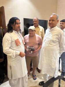 Narrator : आप कब से खेलने लगे क्रिकेट? : पूर्व CM अशोक गहलोत की कथावाचक देवकी नंदन ठाकुर पर चुटकी, मुलाकात बनी चर्चा का विषय