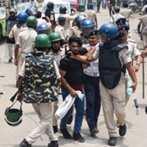 Police personnel injured : बिहार : छात्र प्रदर्शनों के दौरान 694 लोगों को हिरासत में लिया गया, 91 पुलिसकर्मी घायल