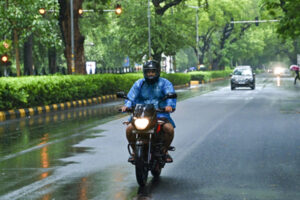 Heavy rain : NCR में मौसम का डबल अटैक: आज गर्मी-उमस का येलो अलर्ट, 18-19 को तेज बारिश के आसार