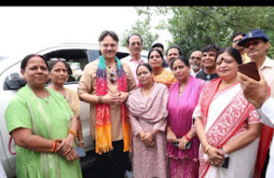 Stood by each other : सरोजनीनगर विधायक डॉ. राजेश्वर सिंह ने जनसंपर्क अभियान में बीमारों, शोकाकुल परिवारों और जरूरतमंद बच्चों का संभाला साथ