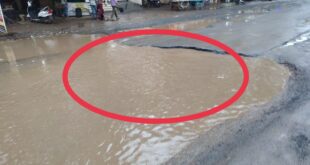 Resentment among the people : महेश्वर रोड पर बारिश में फिर बने खतरनाक गड्ढे, हादसे का खतरा बढ़ा, लोगों में नाराजगी