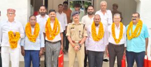 Ceremony organized : जौनपुर पुलिस लाइन में छह सेवानिवृत्त पुलिसकर्मियों का सम्मान, भावभीनी विदाई और सेवाओं का गौरवपूर्ण अभिनंदन समारोह आयोजित