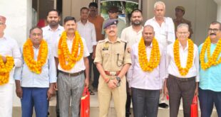 Ceremony organized : जौनपुर पुलिस लाइन में छह सेवानिवृत्त पुलिसकर्मियों का सम्मान, भावभीनी विदाई और सेवाओं का गौरवपूर्ण अभिनंदन समारोह आयोजित
