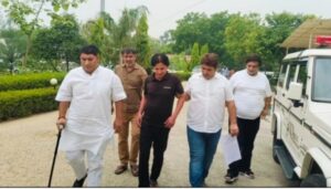 Made an appeal : हापुड़ में करोड़ों की जमीन पर कब्जे की कोशिश, गार्डों से मारपीट, पीड़ितों ने एसपी से लगाई गुहार