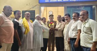 Town Police Outpost : नवागंतुक कस्बा चौकी प्रभारी से व्यापार मंडल की शिष्टाचार भेंट, कानून व्यवस्था और सहयोग पर हुई चर्चा