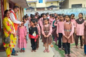 The Message of Cleanliness : फतेहपुर में रेडक्रास और आरोग्य भारती ने 246 बच्चों को बांटी होम्योपैथिक औषधियां, स्वच्छता का संदेश दिया