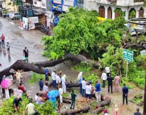 Increased trouble : उत्तर प्रदेश में मानसून का कहर, बारिश जनित हादसों में 14 मौतें और कई जिलों में बढ़ी परेशानी