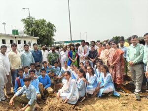 Dr. Somendra Tomar : एक पेड़ माँ के नाम अभियान में डॉ. सोमेंद्र तोमर और जिलाधिकारी ने वृक्षारोपण कर दिया संदेश