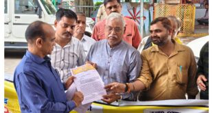 Submitted a memorandum : कैशलेस चिकित्सा सुविधा की मांग को लेकर माध्यमिक शिक्षणेत्तर कर्मचारी एसोसिएशन ने निकाला पैदल मार्च, सौंपा ज्ञापन
