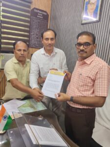 Submitted a memorandum : बागपत शिक्षणेत्तर कर्मचारियों ने विभिन्न लंबित मांगों के समाधान हेतु जिला विद्यालय निरीक्षक को सौंपा ज्ञापन आज