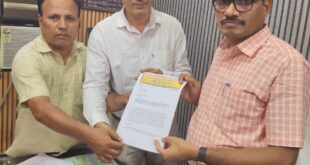 Submitted a memorandum : बागपत शिक्षणेत्तर कर्मचारियों ने विभिन्न लंबित मांगों के समाधान हेतु जिला विद्यालय निरीक्षक को सौंपा ज्ञापन आज