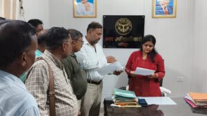 Submitted a memorandum : फतेहपुर शिक्षणेत्तर कर्मचारियों ने कैशलेस चिकित्सा सहित विभिन्न लंबित मांगों को लेकर मुख्यमंत्री को सौंपा ज्ञापन आज