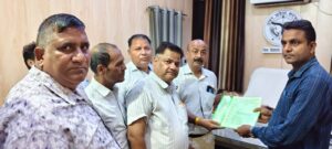 Submitted a memorandum : अलीगढ़ शिक्षणेत्तर कर्मचारियों ने मुख्यमंत्री और शिक्षा राज्य मंत्री के नाम जिला विद्यालय निरीक्षक को ज्ञापन सौंपा