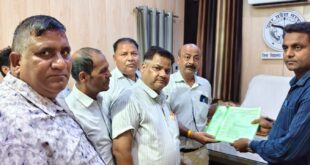 Submitted a memorandum : अलीगढ़ शिक्षणेत्तर कर्मचारियों ने मुख्यमंत्री और शिक्षा राज्य मंत्री के नाम जिला विद्यालय निरीक्षक को ज्ञापन सौंपा