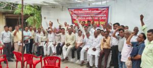 Resolve to Struggle : मेरठ शिक्षणेत्तर कर्मचारियों ने सामूहिक अवकाश लेकर धरना दिया, मुख्यमंत्री के नाम ज्ञापन सौंपा और संघर्ष का संकल्प