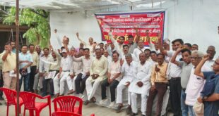 Resolve to Struggle : मेरठ शिक्षणेत्तर कर्मचारियों ने सामूहिक अवकाश लेकर धरना दिया, मुख्यमंत्री के नाम ज्ञापन सौंपा और संघर्ष का संकल्प