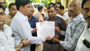 Protest movement : बुलंदशहर शिक्षणेत्तर कर्मचारियों ने कैशलेस चिकित्सा सहित ग्यारह सूत्रीय मांगों को लेकर किया विशाल धरना प्रदर्शन आंदोलन
