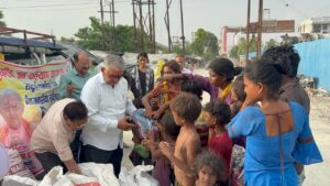 Message of Service : गरीब जन कल्याण फाउंडेशन ने कानपुर की मलिन बस्ती में सैकड़ों जरूरतमंदों को वस्त्र वितरित कर सेवा का संदेश