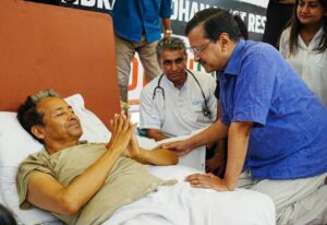 Arvind Kejriwal : जंतर-मंतर पर अनशनरत सोनम वांगचुक से मिले अरविंद केजरीवाल, स्वास्थ्य जाना, शांतिपूर्ण आंदोलन को बताया लोकतंत्र की ताकत और समर्थन दिया