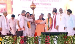 The Blowing of the Conch : मुख्यमंत्री योगी आदित्यनाथ का बिजनौर दौरा, महिलाओं ने शंखनाद से स्वागत, लगभग 1000 करोड़ की विकास परियोजनाओं का किया लोकार्पण