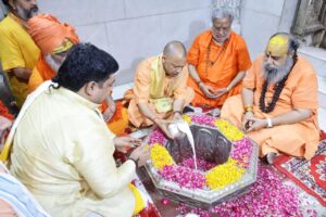 Jalabhishek :  मुख्यमंत्री योगी आदित्यनाथ ने गाजियाबाद के श्री दूधेश्वरनाथ महादेव मंदिर में किया विधिवत जलाभिषेक