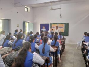 Women's Rights : आर्य कन्या इंटर कॉलेज में विधिक साक्षरता शिविर आयोजित, छात्राओं को बाल विवाह, महिला अधिकार और कानूनी सहायता की दी विस्तृत जानकारी