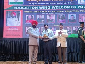Prajapati Honoured : लोक भवन में शिक्षा नीति की नैतिकता आधारित संगोष्ठी में हापुड़ के जिला सचिव मुकेश प्रजापति सम्मानित
