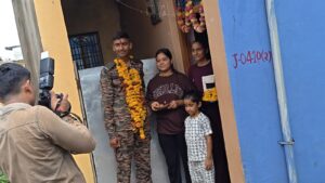 Respect : अग्निवीर प्रशिक्षण पूरा कर घर लौटे अवधेश चौबे का गांव में भव्य स्वागत, फूल-मालाओं से किया सम्मान