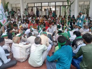 Submitted a memorandum : अमेरिका से ट्रेड डील के विरोध में हापुड़ कलेक्ट्रेट पर किसानों ने भरी हुंकार, ADM को सौंपा ज्ञापन