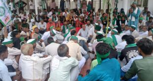 Submitted a memorandum : अमेरिका से ट्रेड डील के विरोध में हापुड़ कलेक्ट्रेट पर किसानों ने भरी हुंकार, ADM को सौंपा ज्ञापन