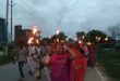 Procession : दिल्ली लाठीचार्ज के विरोध में फूटा माताओं का गुस्सा, हेमलता पटेल के नेतृत्व में छात्रों के समर्थन में निकाला विशाल मशाल जुलूस