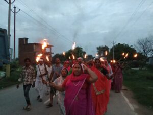 Procession : दिल्ली लाठीचार्ज के विरोध में फूटा माताओं का गुस्सा, हेमलता पटेल के नेतृत्व में छात्रों के समर्थन में निकाला विशाल मशाल जुलूस