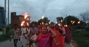 Procession : दिल्ली लाठीचार्ज के विरोध में फूटा माताओं का गुस्सा, हेमलता पटेल के नेतृत्व में छात्रों के समर्थन में निकाला विशाल मशाल जुलूस