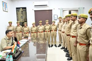 SP honored them : उपनिरीक्षक पद पर चयनित महिला एवं पुरुष आरक्षियों का एसपी ने किया सम्मान
