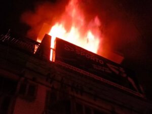 Investigation underway : धामपुर के गुरु नानक गारमेंट्स शोरूम में भीषण आग, दमकल और पुलिस ने संभाला मोर्चा, जांच जारी