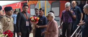 Governor: पहली बार बेगमपुरा एक्सप्रेस से जौनपुर पहुंचीं राज्यपाल आनंदीबेन पटेल, दीक्षांत समारोह में होंगी शामिल, सुरक्षा रही चाक-चौबंद