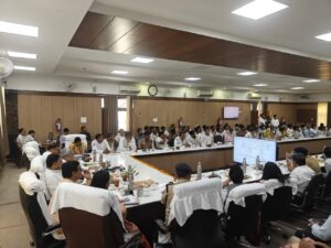 Review meeting : जनपद हापुड़ के प्रभारी मंत्री के0पी0 मलिक ने की जनपदीय अधिकारियों के साथ विकास कार्यों की समीक्षा बैठक