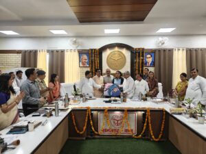 Review meeting : जनपद हापुड़ के प्रभारी मंत्री के0पी0 मलिक ने की जनपदीय अधिकारियों के साथ विकास कार्यों की समीक्षा बैठक
