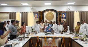 Review meeting : जनपद हापुड़ के प्रभारी मंत्री के0पी0 मलिक ने की जनपदीय अधिकारियों के साथ विकास कार्यों की समीक्षा बैठक