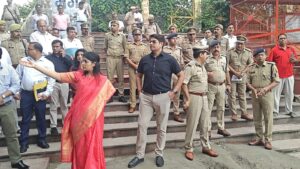Solid arrangements : श्रावण मास की तैयारियों का कमिश्नर-डीआईजी ने लिया जायजा, बृजघाट पर सुरक्षा और सुविधाओं के पुख्ता इंतजाम के निर्देश